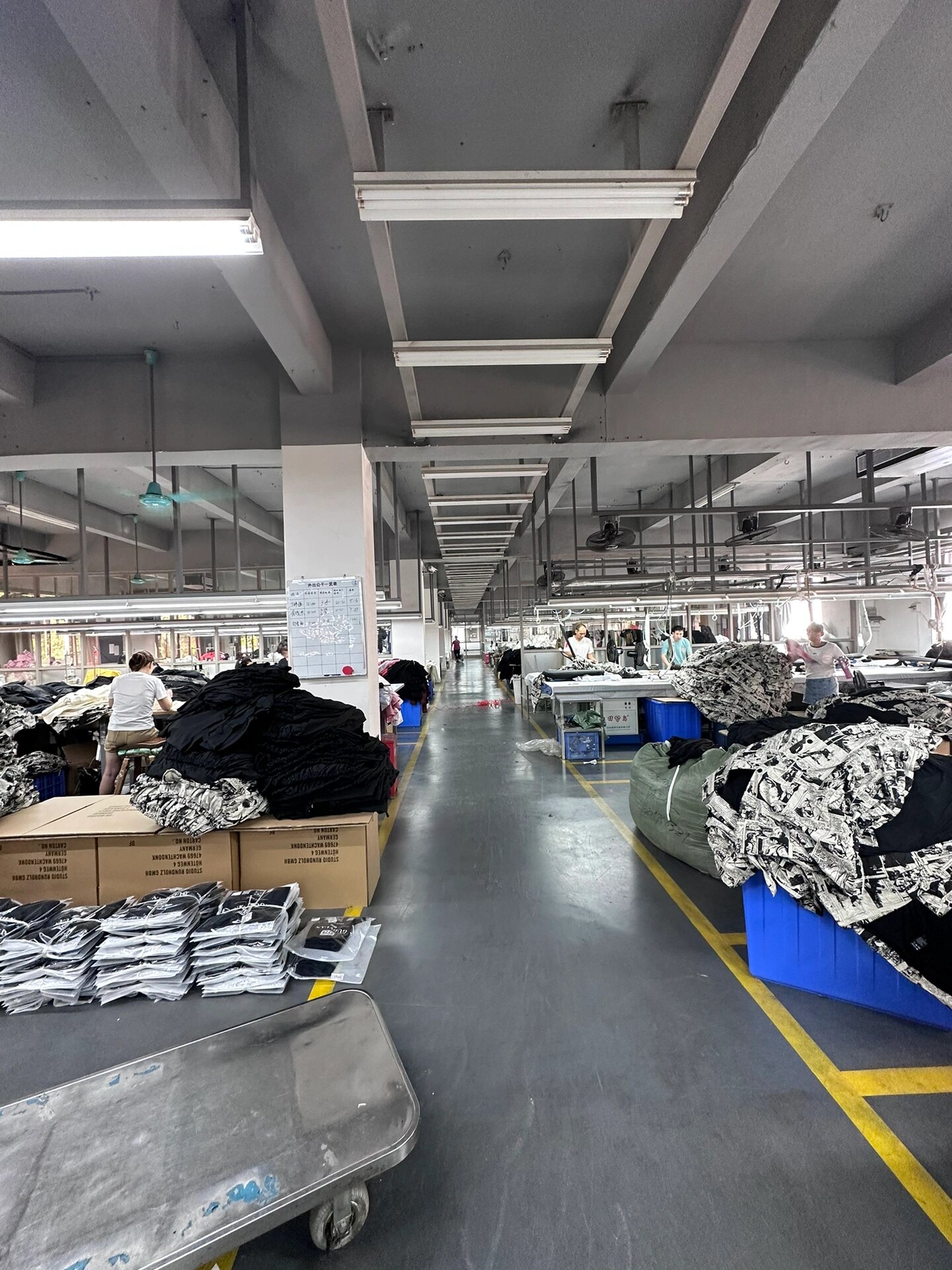 服裝工廠實拍 從源頭定制，100件起訂助力零售創(chuàng)業(yè)